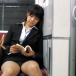 ＜チラリ＞ 「パンチラに夢中になってるふりして無防備ヅラしてガン見してたら『覗いてんのバレバレ』的に企んだ微笑で見返されてドギマギしてたらヤられた！」 『FANZA』