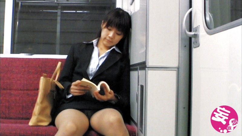 ＜チラリ＞ 「パンチラに夢中になってるふりして無防備ヅラしてガン見して...