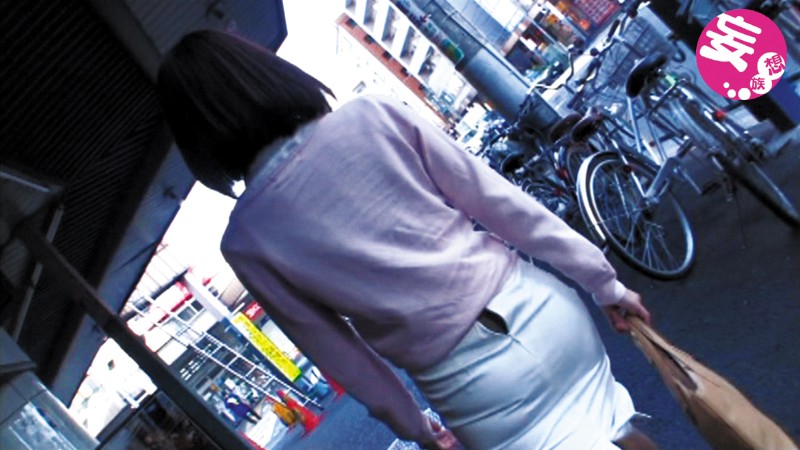 ＜チラリ＞ 電車・ファミレス・駅・カフェ・ド○キ…公然にもかかわらず男...