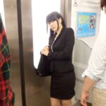 ＜チラリ＞ 【VR】目の前で痴●！助けを求め訴えかける表情で見つめてくる女の子と何も出来ない僕。そして痴女が現れ、犯●れる女の子を見ながら逆痴●される！ 『FANZA』