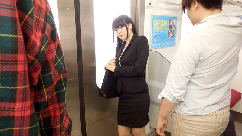 ＜チラリ＞ 【VR】目の前で痴●！助けを求め訴えかける表情で見つめてく...