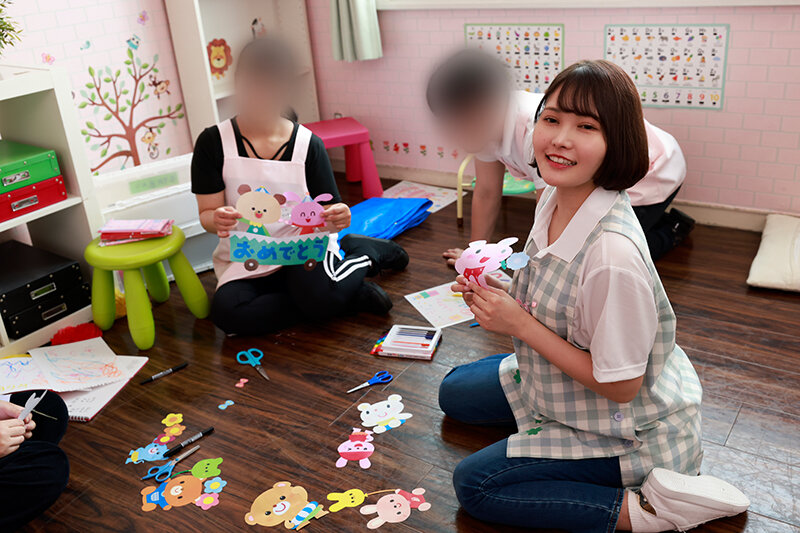 ＜チラリ＞ 【職場でヤレる女】 保育士の後輩は笑顔でイチャフェラしてく...