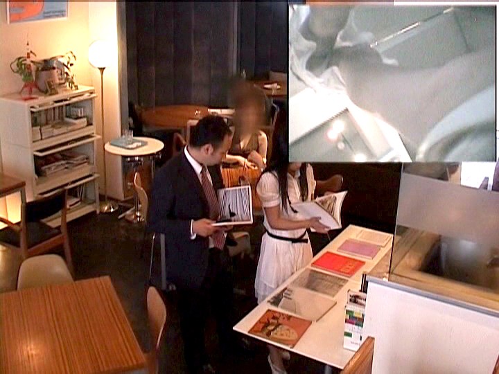 ＜チラリ＞ キレイなお姉さんのパンチラ生中継！街中LIVEオナニーでイ...