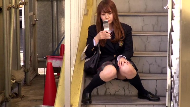 ＜チラリ＞ 毎朝通勤途中に見かける女子校生のパンチラが見えてヤリタイと...