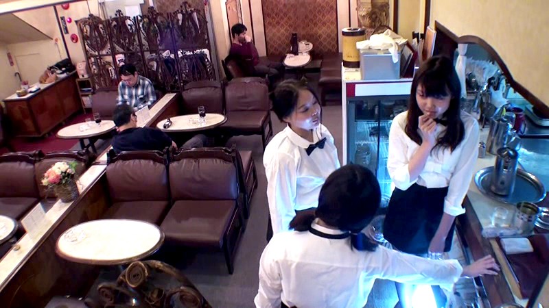 ＜チラリ＞ 地方で見つけた素人娘を口説いたら、喫茶店で働くエロ姉二人と...