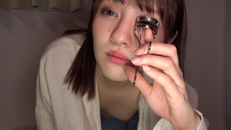 ＜チラリ＞ メイク動画で前屈み乳首チラする女の子たち 『FANZA』