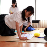 ＜チラリ＞ 偶然見えた胸チラしている姿に発情しちゃった俺 前田美波 『FANZA』