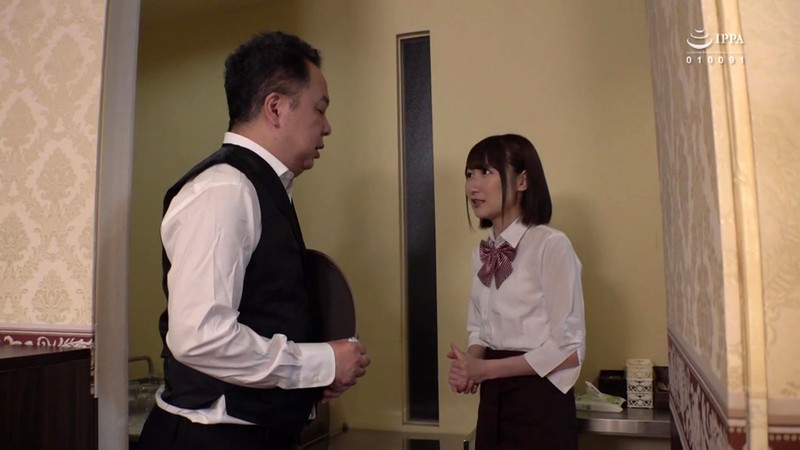 ＜チラリ＞ リストラされて失業中、中年の俺がファミレスでバイト すると...