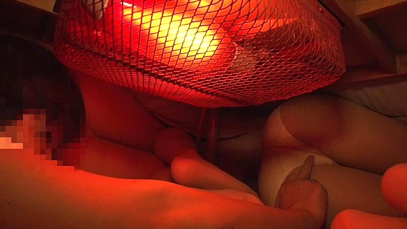 ＜チラリ＞ こたつで寝ていたお姉ちゃんのパンチラに股間がムラムラしてタ...