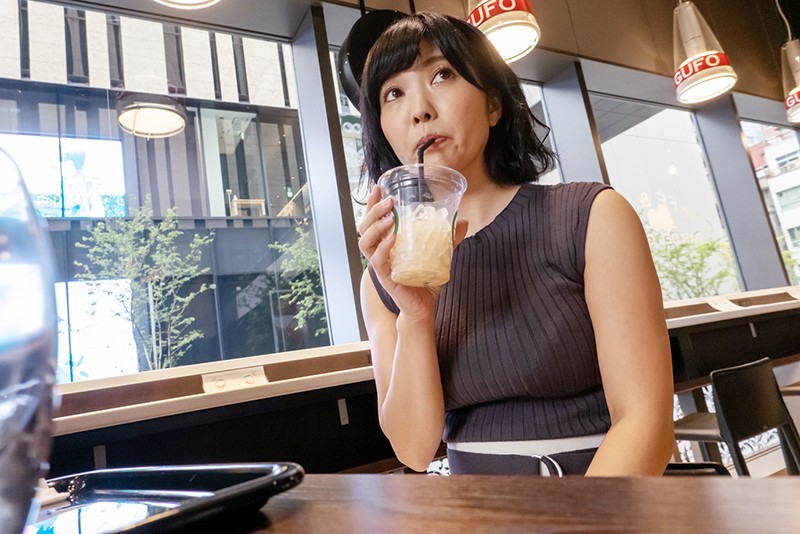 ＜チラリ＞ 訳あり熟女妻令和おばさんと本気の1Day不倫SEX記 なな...