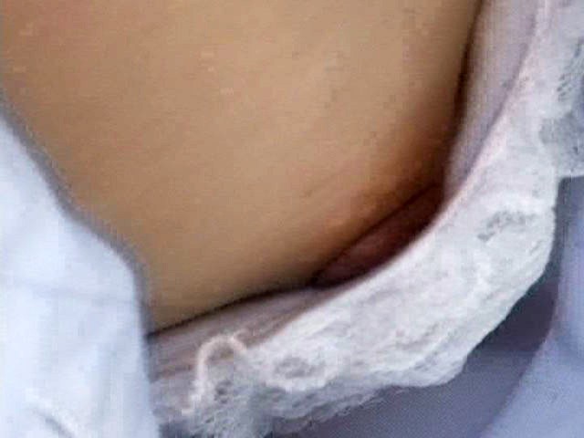 ＜チラリ＞ 胸チラ 無防備な女子校生 『FANZA』