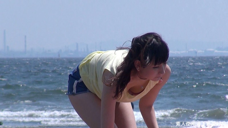 ＜チラリ＞ 素人下着初公開 海の家で働くまりかさん26歳 初脱ぎAV出...