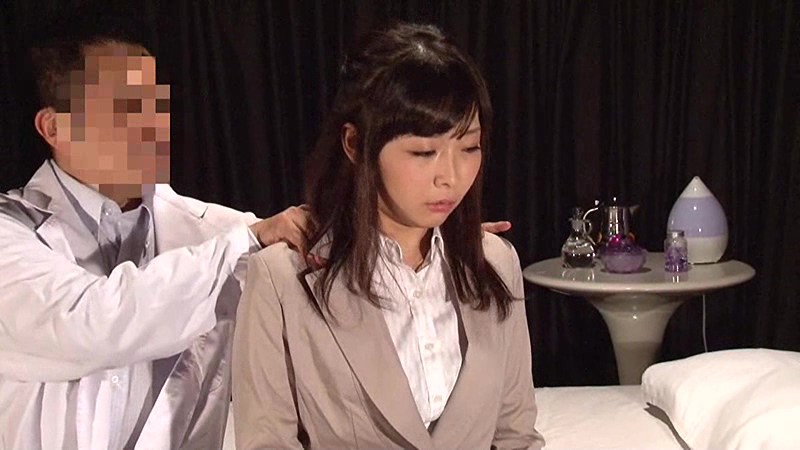 ＜チラリ＞ かわいい歯科助手のお姉さんを性感マッサージでとことんイカせ...