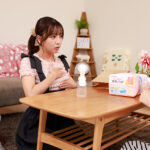 ＜チラリ＞ 身重の嫁に搾乳の仕方を教えてる先輩ママさんのおっぱいに発情しちゃった俺 小那海あや・江澄ゆゆ・横峯めぐ 『FANZA』