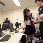 ＜チラリ＞ ウチの会社では女子○生をアルバイトで雇っている！意外と真面目に働いてくれるのですが…パンチラ連発にソソられ勃起がおさまりません！！「勃起してるのによく言えるね！」と痛いところを突かれ逆にチ○ポをイジってきた！？さらに援助をおねだりしてきたのでOKすると… 『FANZA』