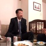 ＜チラリ＞ いけない関係だからと遠慮して腹出ししたのに、その出したてほやほやザーメンを自分のマ○コに塗りたくって、2発目は中出しを誘ってくる友人の妻 『FANZA』