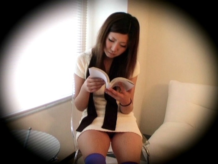 ＜チラリ＞ 盗撮 透明椅子 下からどうしてもパンツが見たい 『FANZ...