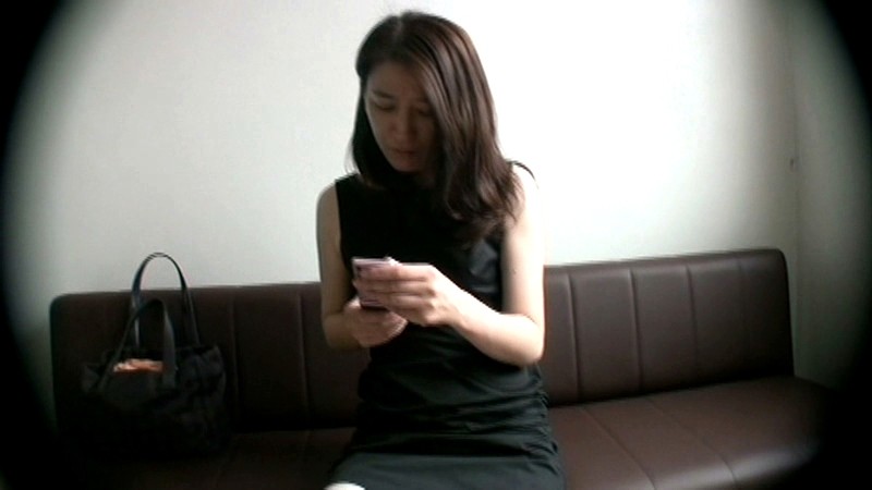 ＜チラリ＞ Y県某大手病院待合室パンチラ 『FANZA』