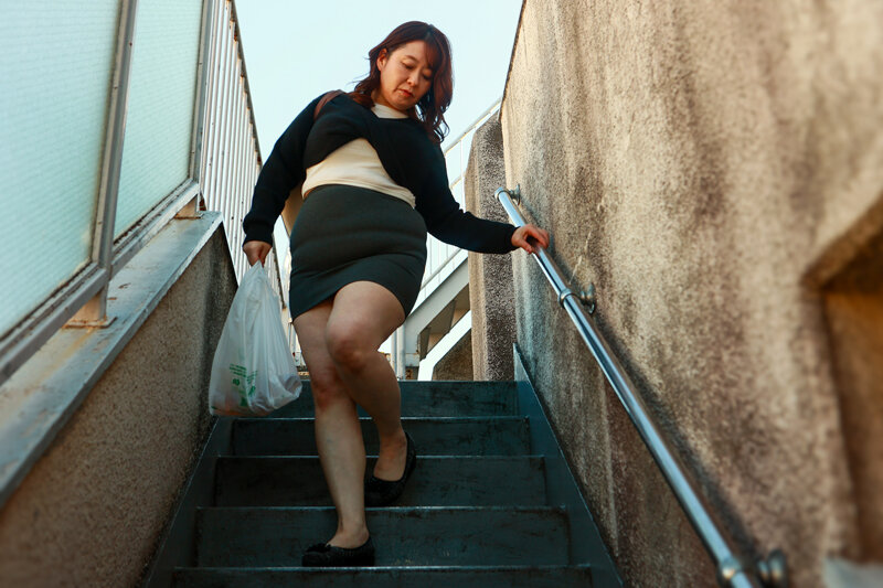 ＜チラリ＞ アパートの隣に住むムッチリすけべな五十路妻 豊永映美 『F...