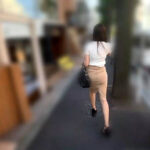 ＜チラリ＞ 街角で声をかけてパンツの染みを見せてもらう エッチで金欠な女の子 ゆりなちゃん 『FANZA』