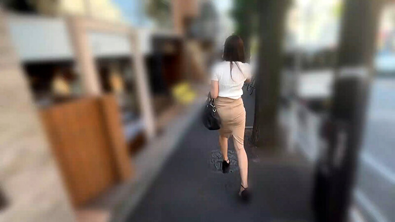 ＜チラリ＞ 街角で声をかけてパンツの染みを見せてもらう エッチで金欠な...