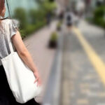 ＜チラリ＞ 街角で声をかけてパンツの染みを見せてもらう ドラッグストア店員 あいるちゃん 『FANZA』