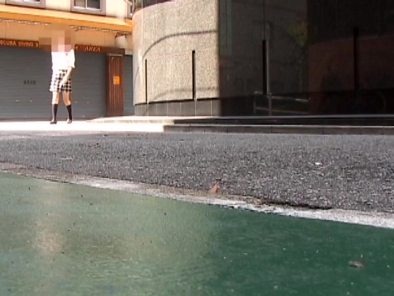 ＜チラリ＞ 女子校生Tバックパンチラ ～窮屈そうに食い込むTバック～ ...