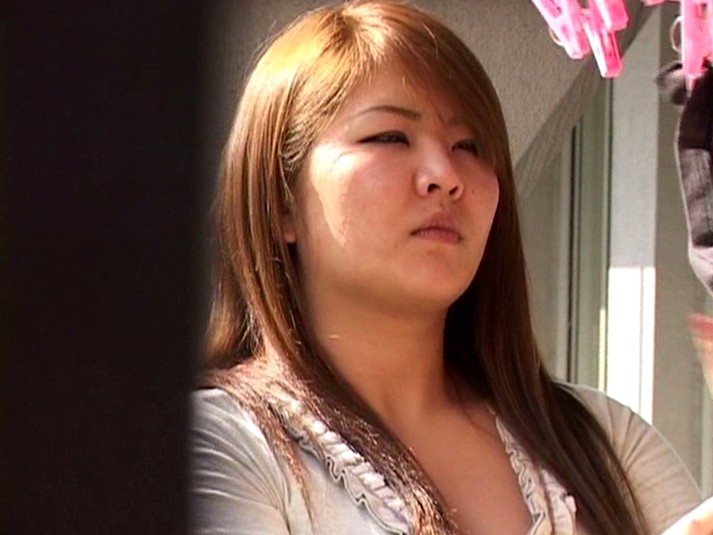 ＜チラリ＞ 人妻洗濯物干し胸チラ盗撮 5 『FANZA』