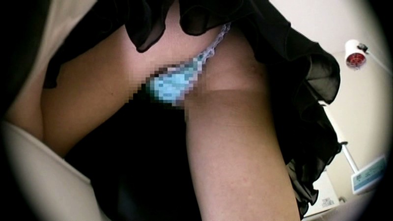 ＜チラリ＞ 美人エステティシャンTバックパンチラ逆さ撮り 『FANZA...