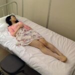 ＜チラリ＞ 不良医師に睡眠薬を盛られ弄ばれた人妻盗撮 『FANZA』