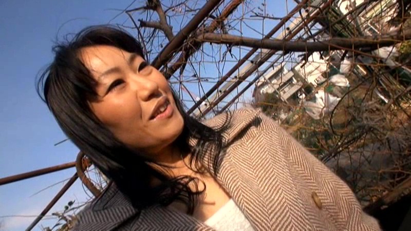 ＜チラリ＞ ナンパ人妻にセンズリ見せたら興奮しちゃった 8 『FANZ...