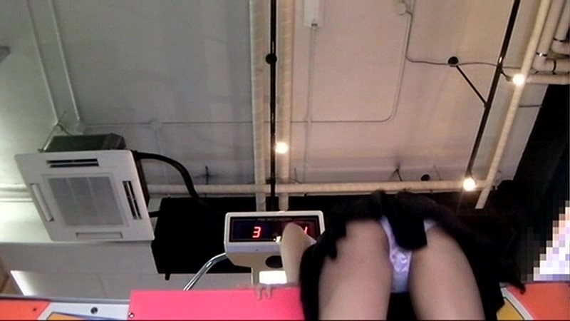 ＜チラリ＞ 女子校生の太ももぱんちら逆さ撮り 『FANZA』