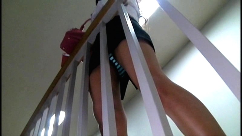 ＜チラリ＞ 見上げればパンチラ天国 『FANZA』