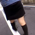 ＜チラリ＞ むっちりタイトスカートから浮き出てくるパンティーライン追っかけ盗撮 『FANZA』
