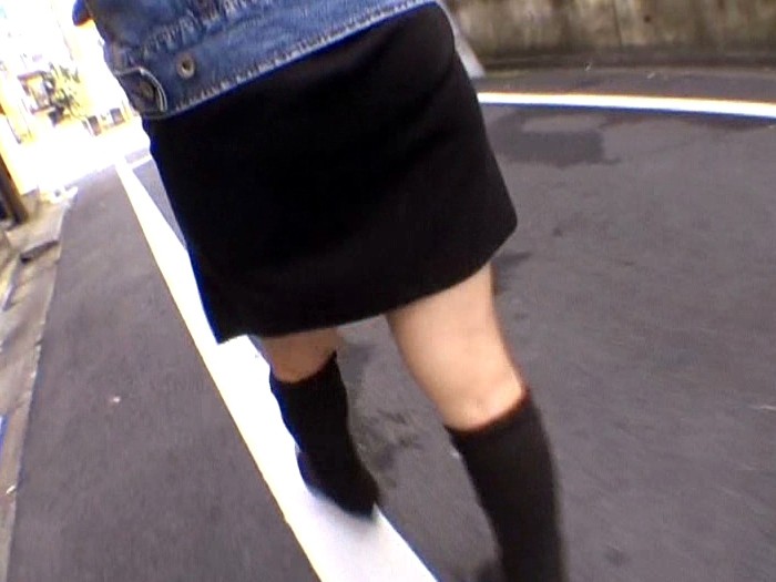 ＜チラリ＞ むっちりタイトスカートから浮き出てくるパンティーライン追っ...