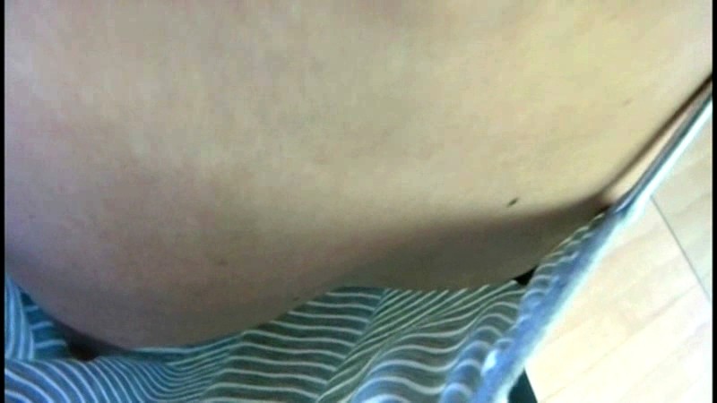 ＜チラリ＞ バランスボールではち切れんばかりに反られた胸チラ盗撮 4 ...