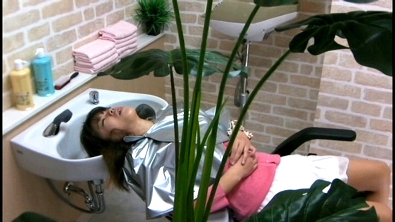 ＜チラリ＞ 美容院でシャンプー待ちをしている女性客のパンチラ盗撮 『F...