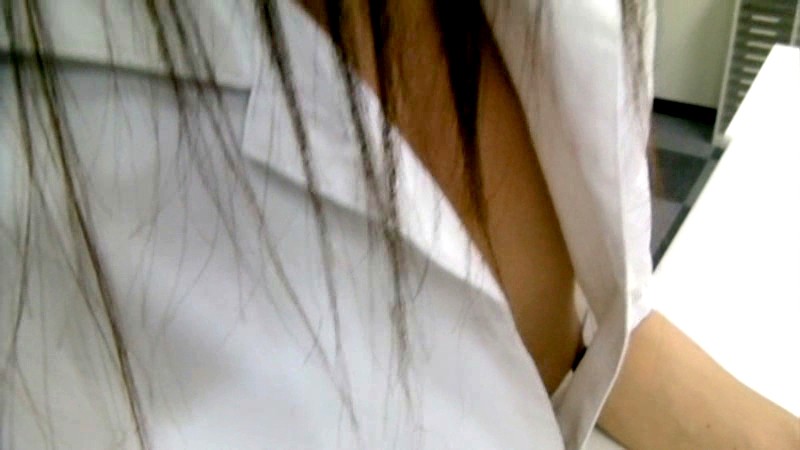 ＜チラリ＞ OLさんの無防備なブラウスの隙間からこぼれたコリコリ乳首盗...