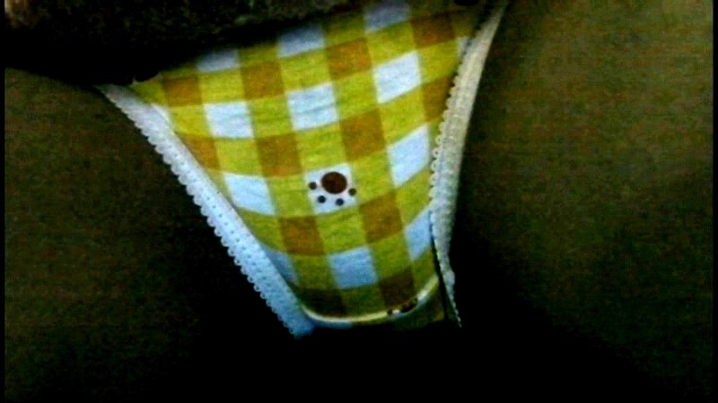 ＜チラリ＞ エリートサラリーマンの趣味は通勤途中のバス車内でのパンチラ...