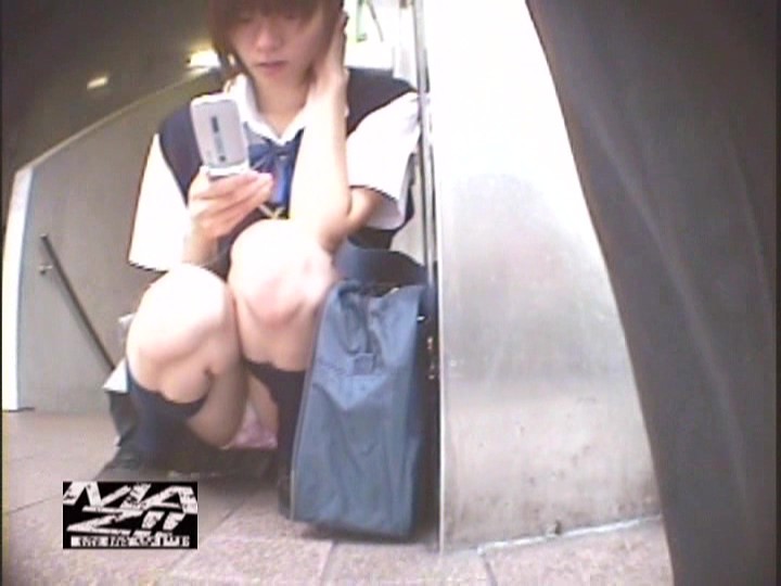 ＜チラリ＞ しゃがんでいるパンティ丸見え盗撮 『FANZA』