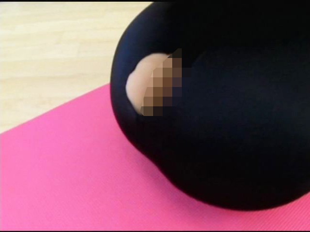 ＜チラリ＞ ヨガ教室盗撮 スパッツのお尻が切れて肛門まで見せちゃった恥...
