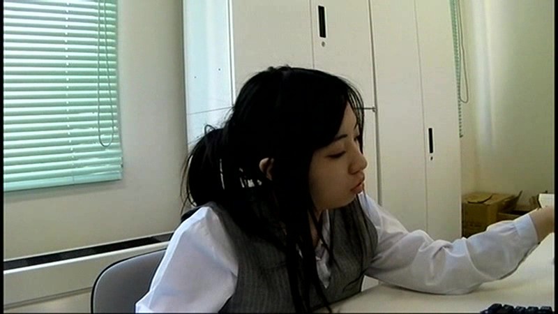 ＜チラリ＞ ソソる女子社員に勃起がとまらない！！ 見せつけてくるので思...