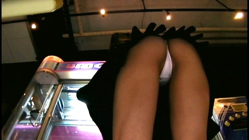 ＜チラリ＞ Tバックの似合うプリプリお尻限定UFOキャッチャー盗撮11...