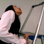 ＜チラリ＞ 脚立に立って仕事に夢中なOLさんのパンチラ盗撮4 『FANZA』