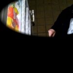 ＜チラリ＞ セールスレディ 自販機でしゃがんだ瞬間 激写三角パンチラ 『FANZA』