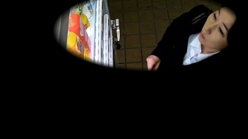 ＜チラリ＞ セールスレディ 自販機でしゃがんだ瞬間 激写三角パンチラ ...