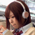 ＜チラリ＞ 【AI リマスター版】通学時に見かける同じ学校のあの子が部活帰りで疲れたのか、ぐっすり寝込んでいる… あまりにも寝顔が可愛くて見とれていると足の力が緩んだのか？どんどん股が開きパンツが… 『FANZA』