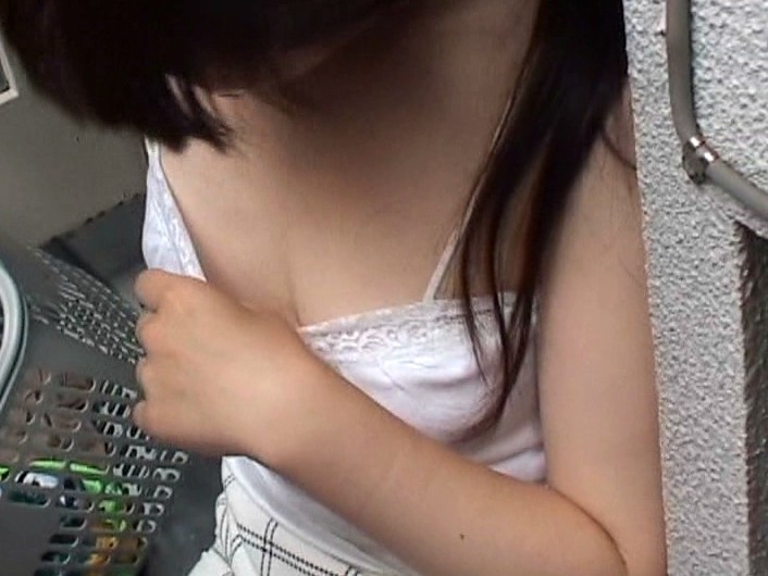 ＜チラリ＞ 人妻洗濯物干し胸チラ盗撮 『FANZA』