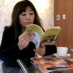 ＜チラリ＞ 午後のひと時を優雅に過ごす熟女の食い込みパンチラカフェ盗撮 2 『FANZA』