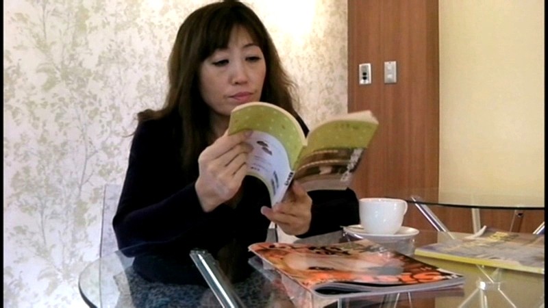 ＜チラリ＞ 午後のひと時を優雅に過ごす熟女の食い込みパンチラカフェ盗撮...